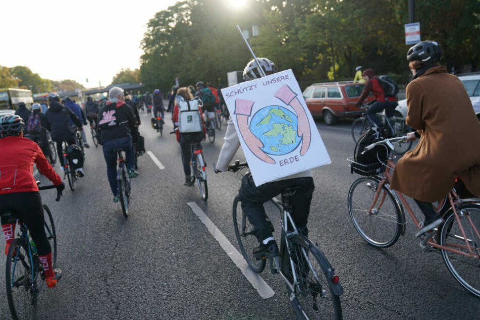 Teilnehmer der Fahrrad-Demonstration blockieren am Morgen den Ernst-Reuter-Platz.