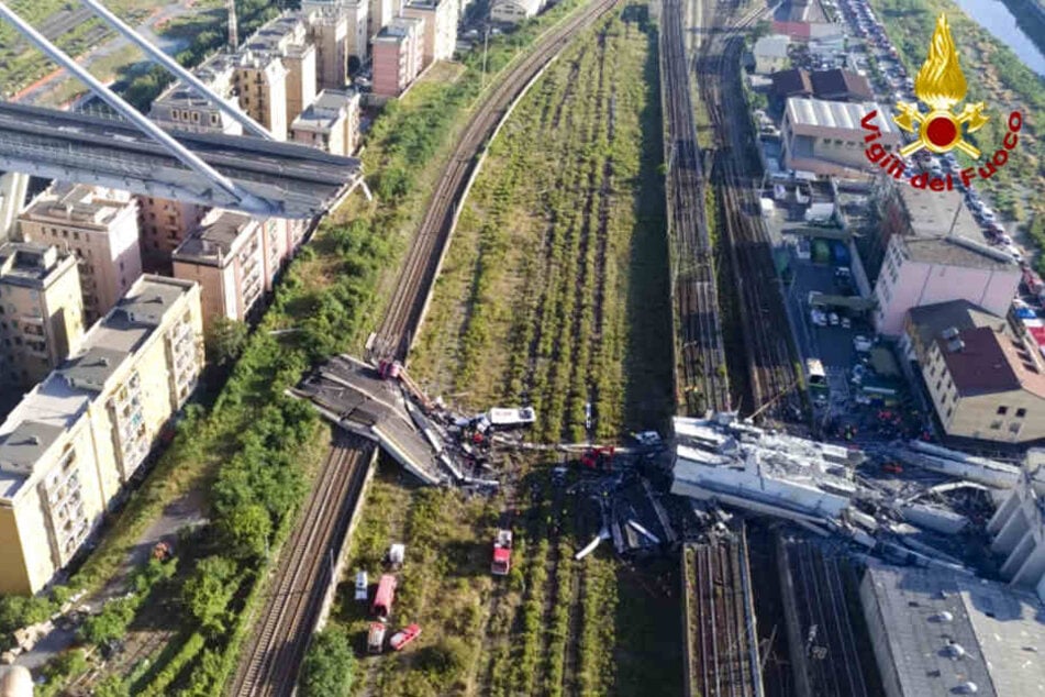 Das von der italienischen Feuerwehr zur Verfügung gestellte Foto zeigt Rettungsarbeiten an der teilweise eingestürzte Morandi Autobahnbrücke.