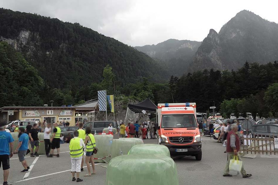 Die Rettungskräfte waren mit einem Großaufgebot im Einsatz, um die Verletzten zu versorgen.