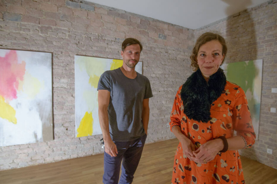 Alte Ziegel, neue Bilder: Die Künstler Katharina Lichtner (49) und René Seifert (37) funktionierten die sanierten Wohnräume zum Ausstellungsraum um.