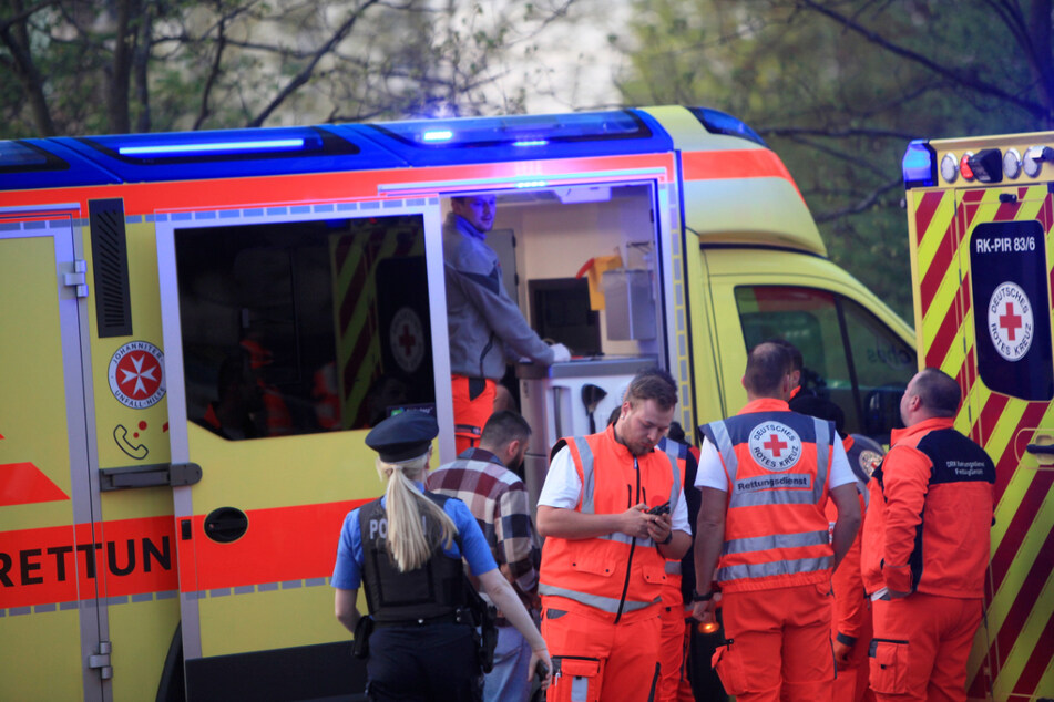 Zahlreiche Rettungskräfte rückten an, um die Bewohner des Hauses an der Remscheider Straße zu untersuchen.