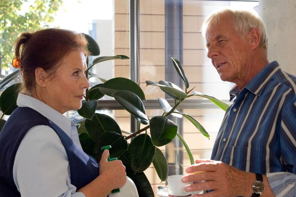 Für Cafeteria-Chefin Charlotte Gauss (Ursula Karusseit, †79) und Otto Stein ergibt sich eine neue berufliche Perspektive.