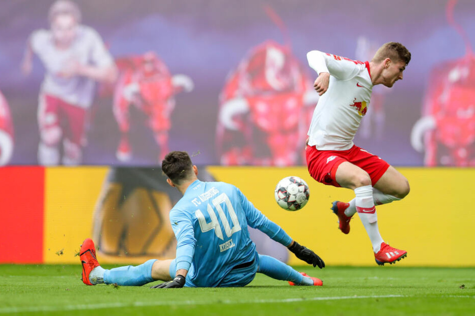 Vergab eine der dicksten Gelegenheiten im ersten Durchgang: Timo Werner (r.), der hier an Torhüter Gregor Kobel hängen bleibt.