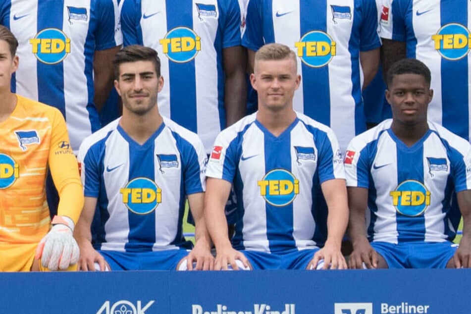 Daishawn Redan sitzt auf dem Mannschaftsfoto neben Maximilian Mittelstädt.