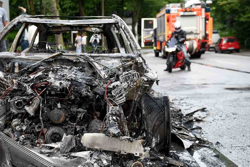 Nur noch schrottreif: Eines der vielen Autos, die den Protesten zum Opfer fielen.