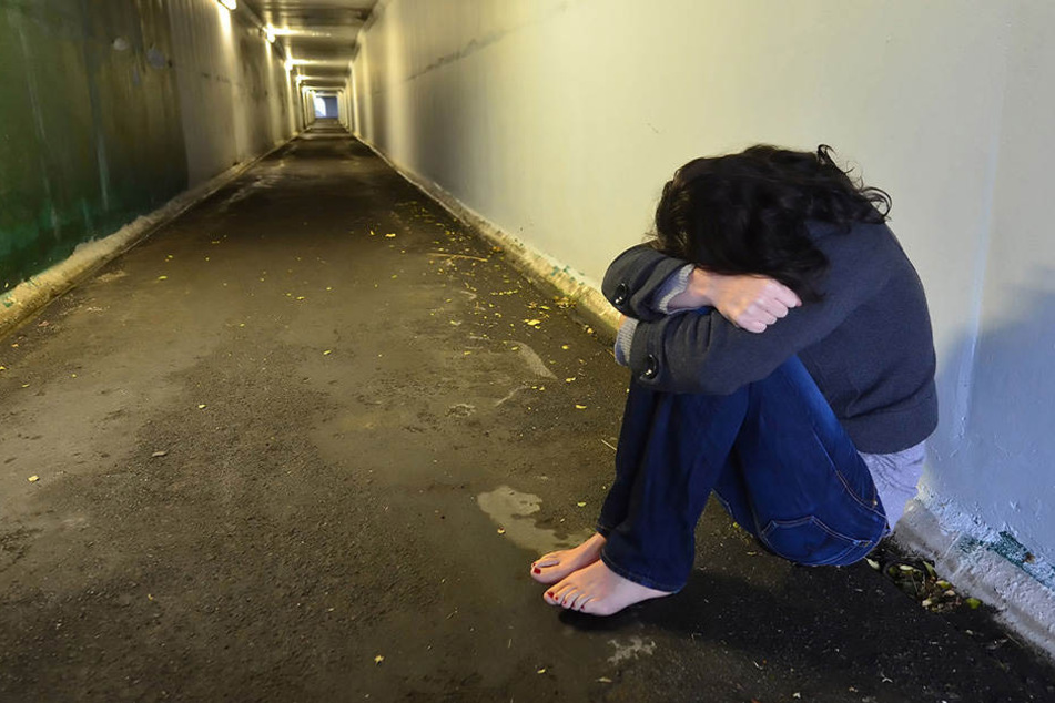In Dessau soll eine Frau von einer Gruppe Männer vergewaltigt und misshandelt worden sein (Symbolbild).