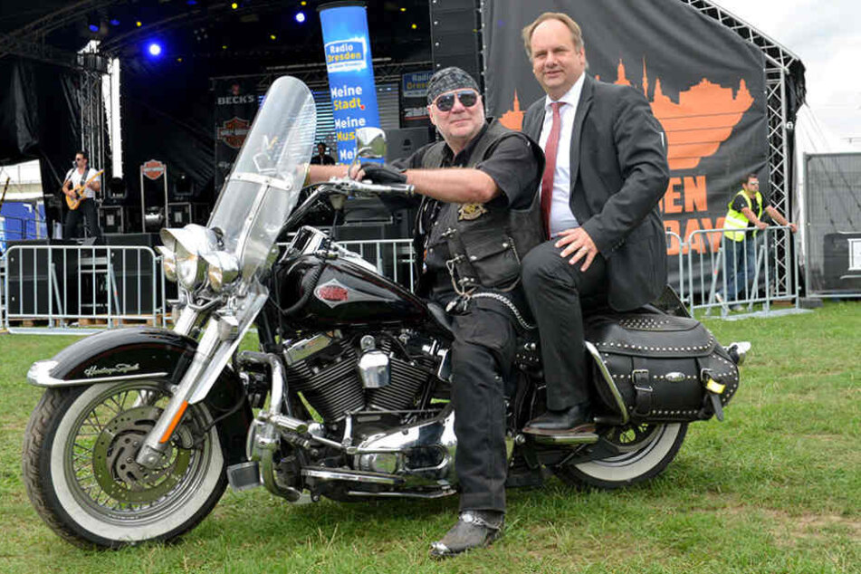 Im schicken Anzug dreht OB Hilbert hinter
Harley-Rocker Klaus-Dieter Lindeck (63) auf dem Motorrad eine Runde.