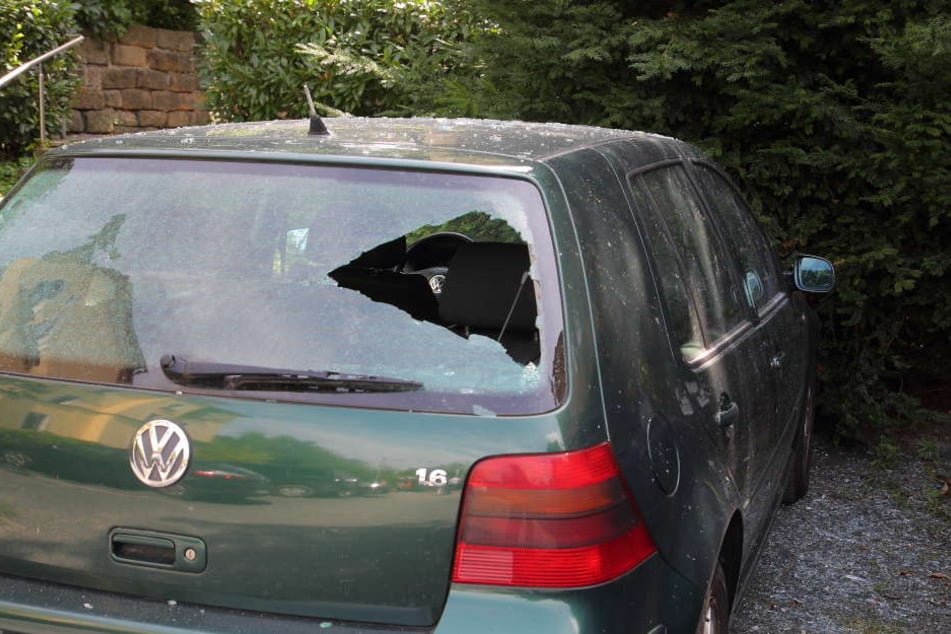 Dieser VW wurde durch geschleuderte Steinbrocken schwer beschädigt.
