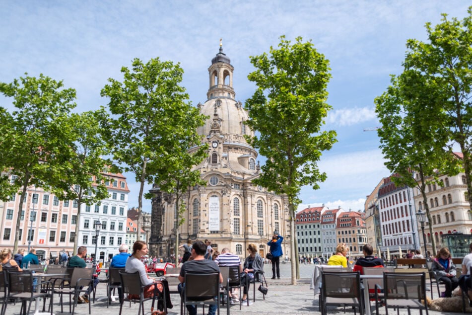 Seit 15. Mai ist die Gastronomie in Dresden wieder geöffnet. Vor der Frauenkirche sitzen Leute in einem Restaurant.