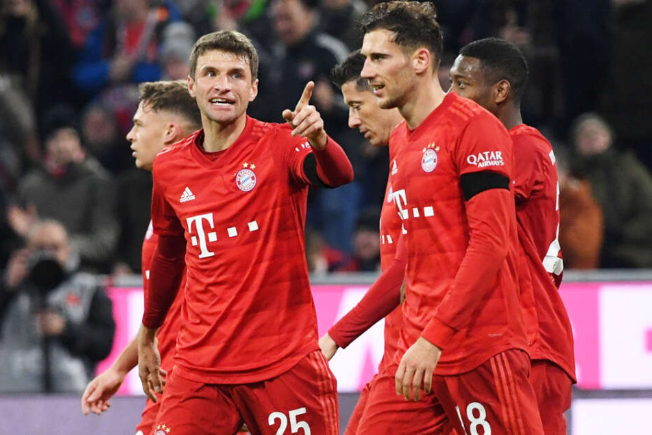 Thomas Müller (l.) und der FC Bayern München haben den FC Schalke 04 geradezu demontiert.