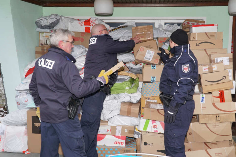 Der 35-jährige verdächtigte Paketfahrer räumte gegenüber der Polizei die Unterschlagung der aufgefundenen sowie weiteren Pakete ein. (Archivbild)