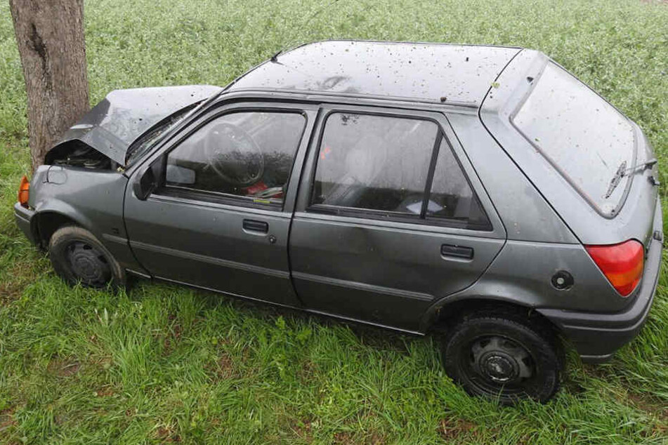 Der Pkw war nicht mehr fahrbereit und musste abgeschleppt werden.