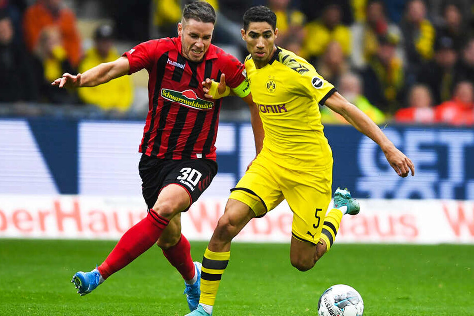 Achraf Hakimi (r.) traf nach seinem Doppelpack in der Champions League erneut für den BVB. Hier setzt er sich gegen den starken SCF-Kapitän Christian Günter durch.