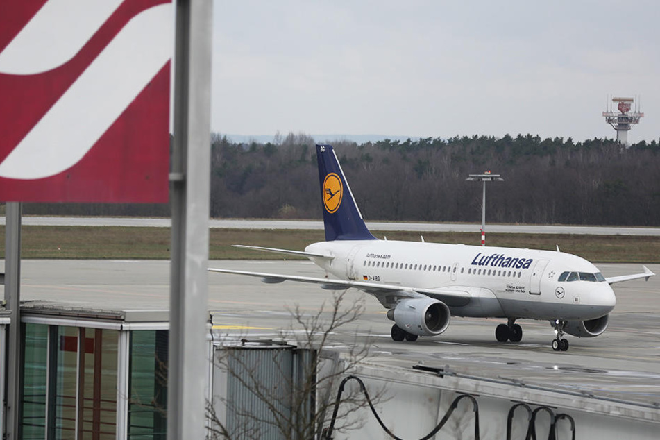 Eine Lufthansa-Maschine auf dem Flughafen Dresden. Nach und von München sind vier Flüge gestrichen, bei Eurowings sogar 16.