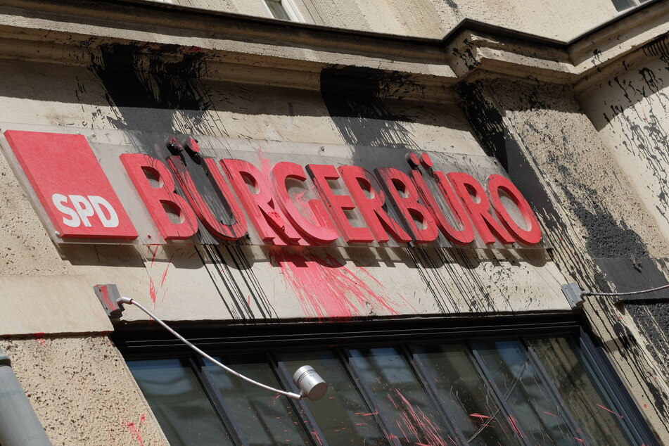 2020, Leipzig: Das Bürgerbüro der damaligen SPD-Bundestagsabgeordneten Daniela Kolbe (41) wurde mit Farbbeuteln beworfen.