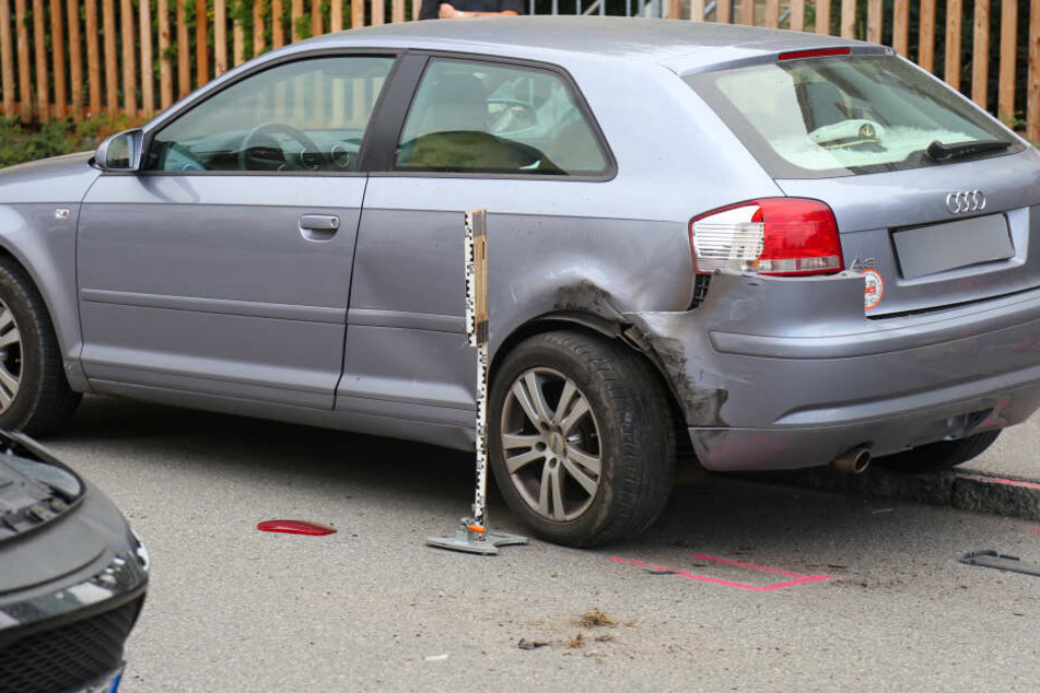 Der Seat war mit dem geparkten Audi zusammengestoßen.
