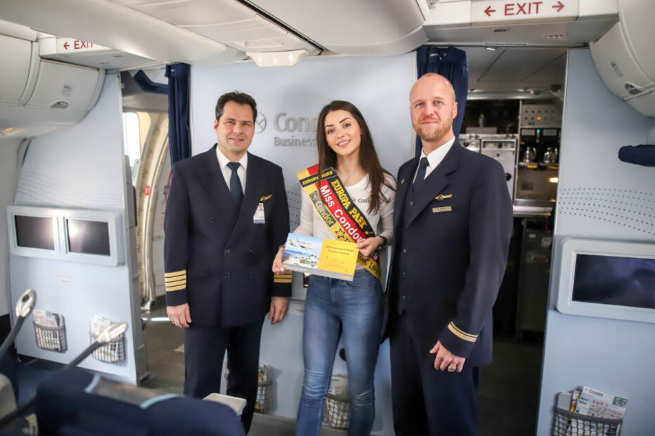 Auf dem Flug nach Fuerteventura wurde die junge Frau von den Passagieren zur neuen "Miss Condor" gewählt.