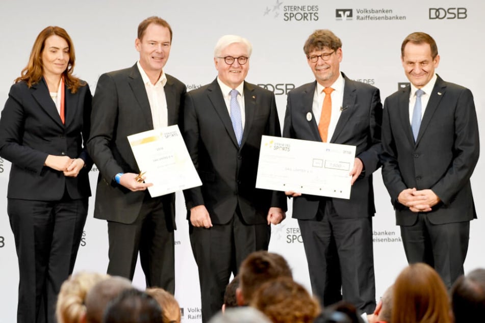 Tobias Michelsen (Zweiter von links) nahm die Auszeichnung unter anderem von Bundespräsident Frank Walter Steinmeier (Mitte) und DOSB-Präsident Alfons Hörmann (rechts) entgegen.