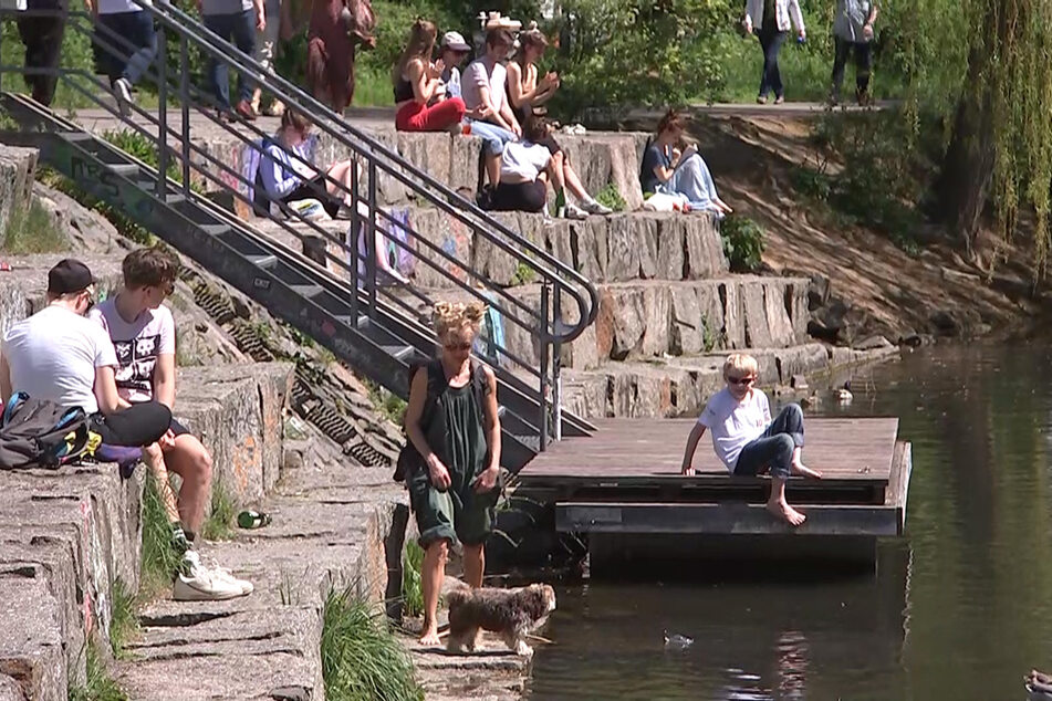 Am Karl-Heine-Kanal streckten einige Anwohner ihre Nasen in die Sonne.