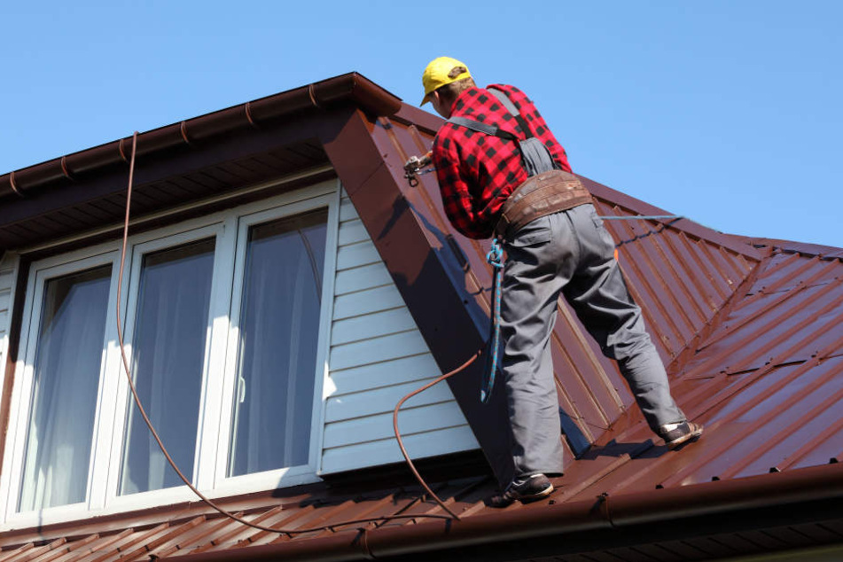 Ohne zu fragen, stiegen die vermeintlichen Handwerker aufs Dach und beschädigten das Haus. (Symbolbild)
