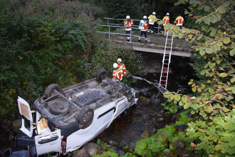 Rettungskräfte an der Unfallstelle.