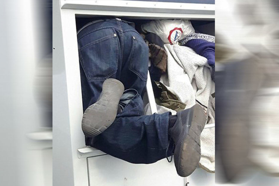 Der Polizei Aachen bot sich ein kurioses Bild. Ein 22-Jähriger war in einem Altkleidercontainer stecken geblieben.