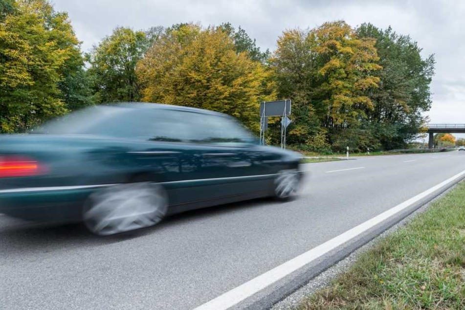 Die Bonner Polizei hat am Dienstag bei einer Geschwindigkeitskontrolle in Mehlem einen Raser gestoppt.