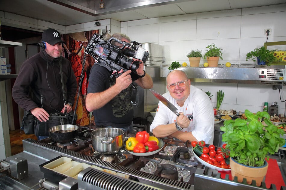 Vor der Kamera: TV-Koch Achim Müller (60) wartet im "El Rodizio" auf den Koch-Nachwuchs.