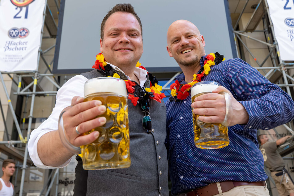 "Hacker Pschorr"-Geschäftsführer Daniel Fenske (40) und Betriebsleiter Christian Seegerer (33, r.) freuen sich auf ein gemeinsames Fußballfest.