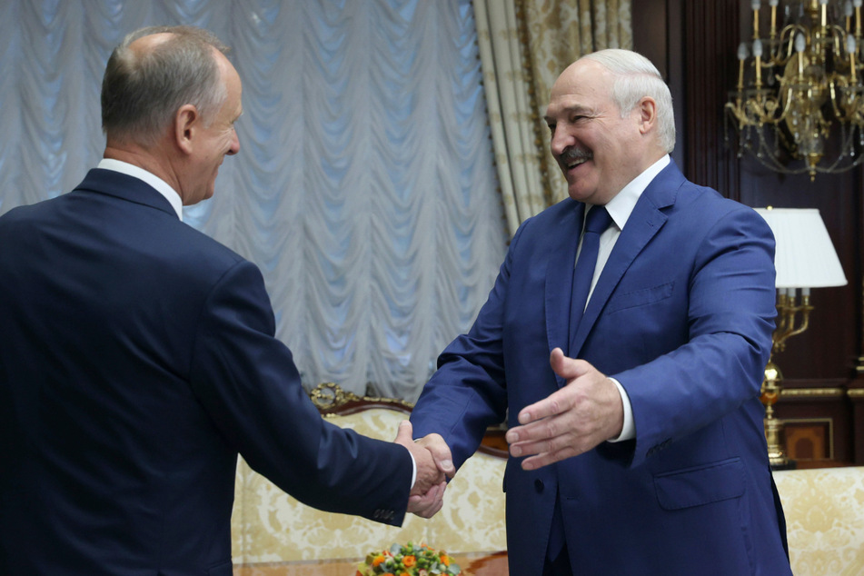 Nikolai Patruschew (70, l.) und Alexander Lukaschenko (67), der Präsident von Belarus, reichen sich die Hände.