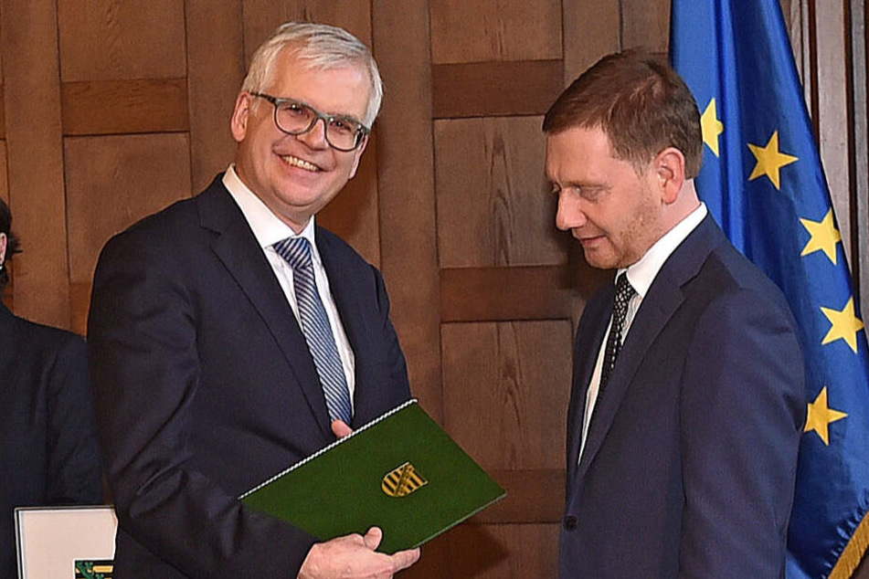 Ministerpräsident Michael Kretschmer (44, CDU, r.) machte Hartmut Vorjohann (56, CDU) zum neuen Finanzminister.