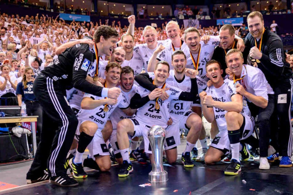 Die Kieler Handballer jubeln über ihren Pokalsieg.