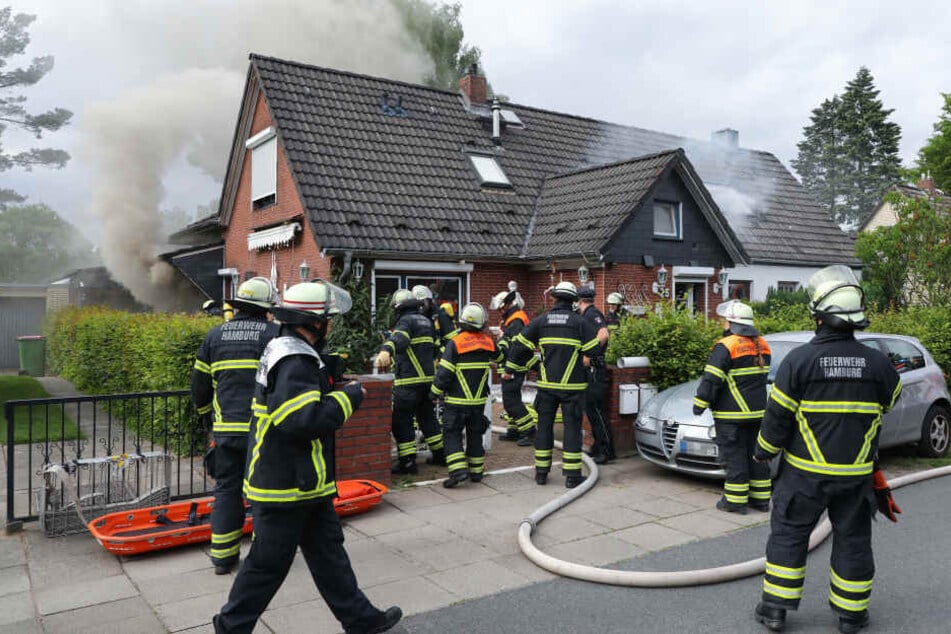 Feuerwehrleute stehen am Einsatzort in Bramfeld.