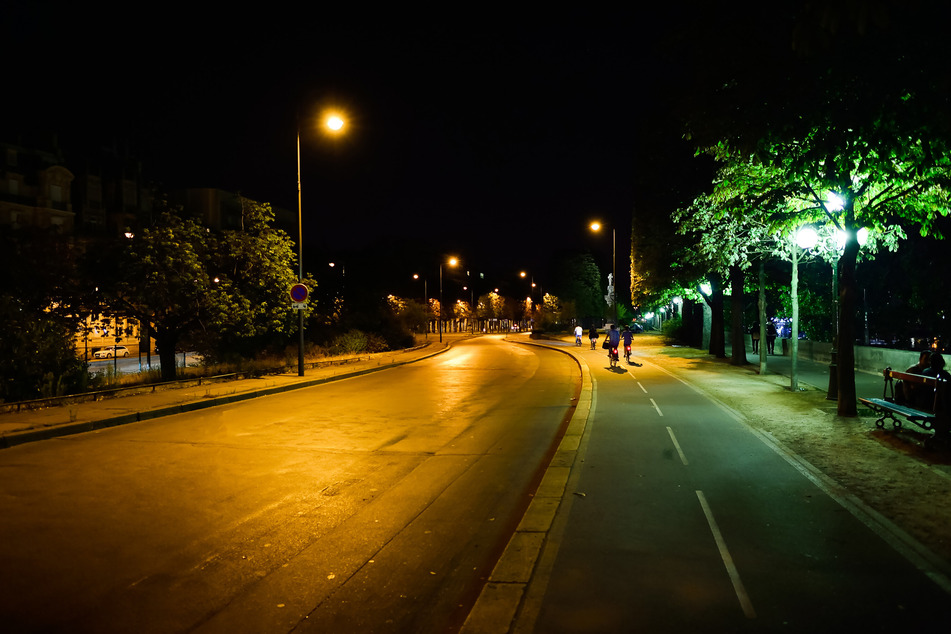 Jeder kennt das Gefühl, wenn sich eine schlecht beleuchtete Straße nachts plötzlich bedrohlich anfühlt. Der Verein "Heimwegtelefon" sorgt dafür, dass sich Menschen auf dem Weg nach Hause sicherer fühlen.