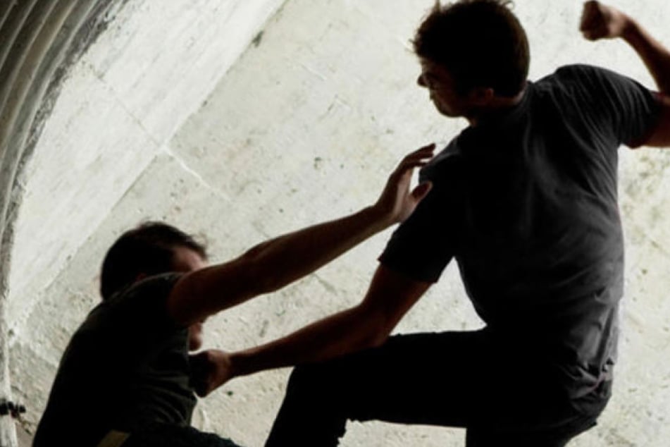 Ihr Opfer lag schon am Boden, doch die Täter schlugen weiter auf den 23-Jährigen ein. (Symbolbild)