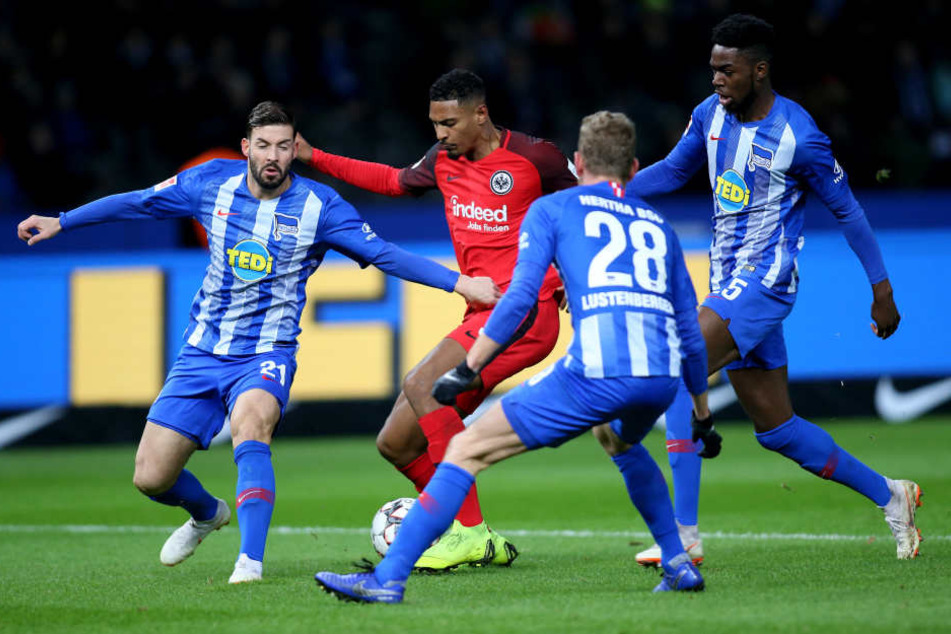 Einer gegen alle: Eintrachts Sebastién Haller (Mi.) behielt bei der einzigen nennenswerten Torgelegenheit der Frankfurter die Oberhand gegen drei Hertha-Verteidiger.