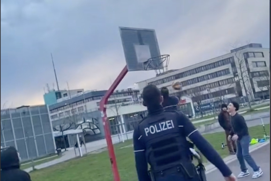 Video geht viral: Plötzlich spielt die Polizei mit Dir Basketball
