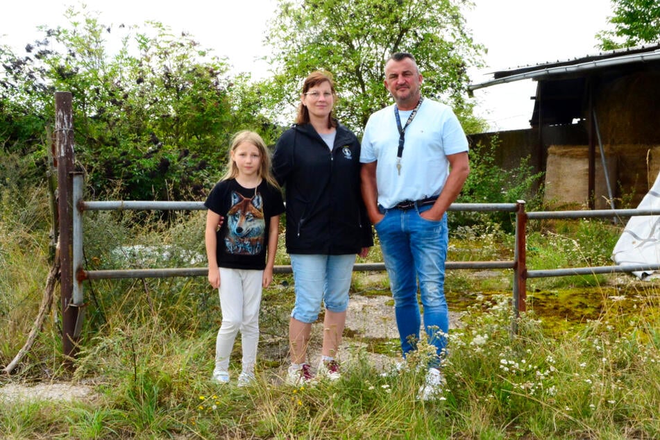 Anke Tietz (38) von der Pfötchenschule und ihre Tochter Emily (8) sowie Finder Christian Beschnidt (53) zeigten TAG24 den Auffindeort der Katzenbabys.