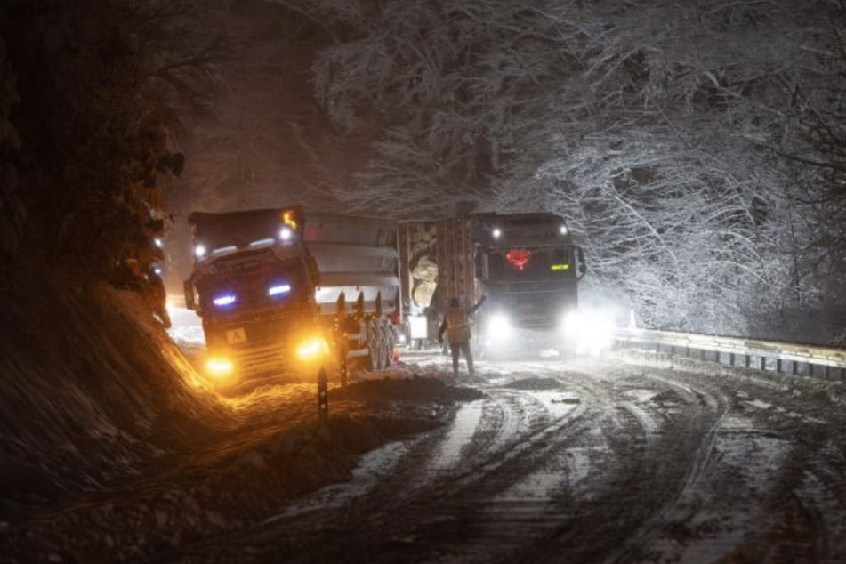 Wintereinbruch sorgt für zahlreiche Unfälle und blockierte Straßen