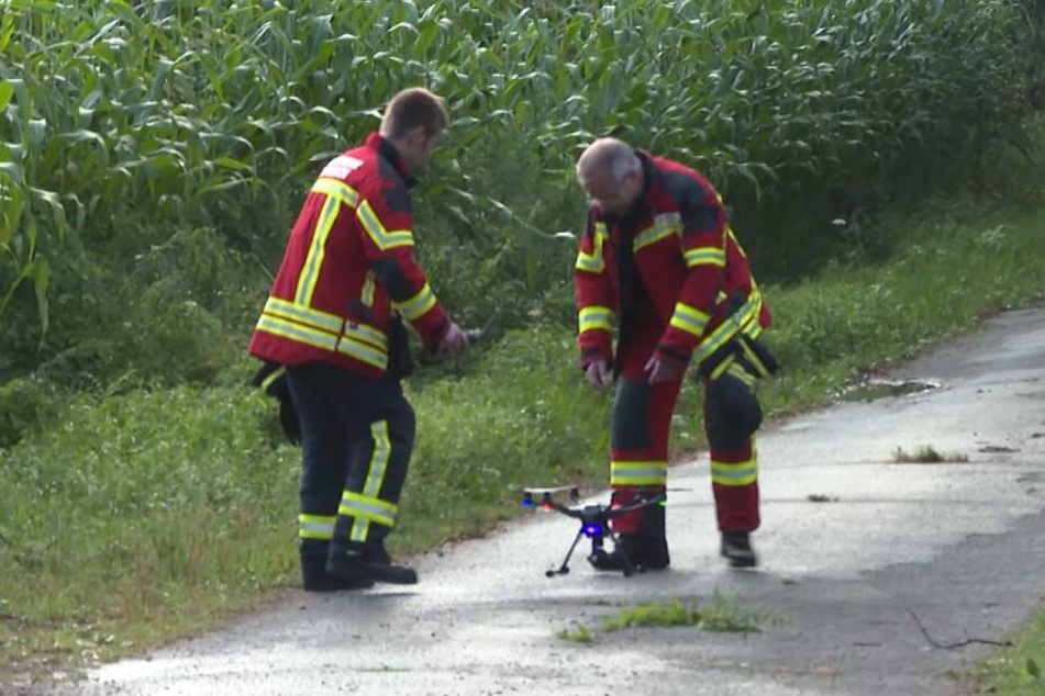 Einsatzkräfte suchen mit einer Drohne nach dem Tier.