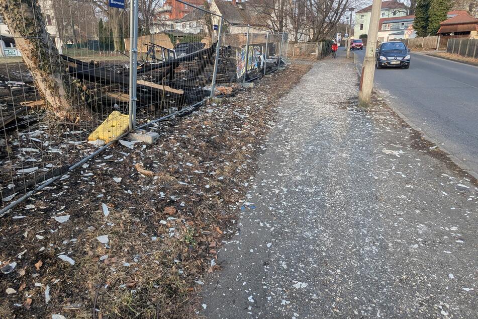 Achtung, Asbest-Gefahr: Die Bruchstücke lagen tagelang weiträumig verteilt auch auf dem Gehweg.