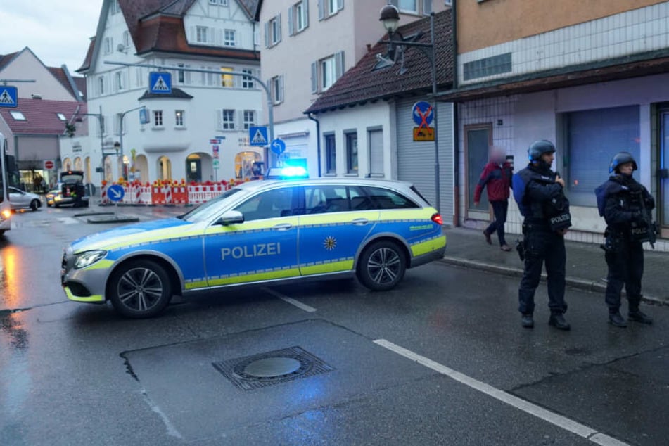 Ein Polizeifahrzeug blockiert diese Straße.