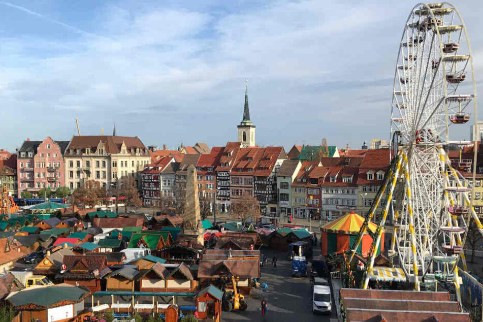 Das Riesenrad überragt sogar die Gebäude am Domplatz.