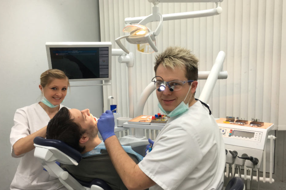 Als Zahnarzt stopft Tobias Riether Löcher bei seinen Patienten. 