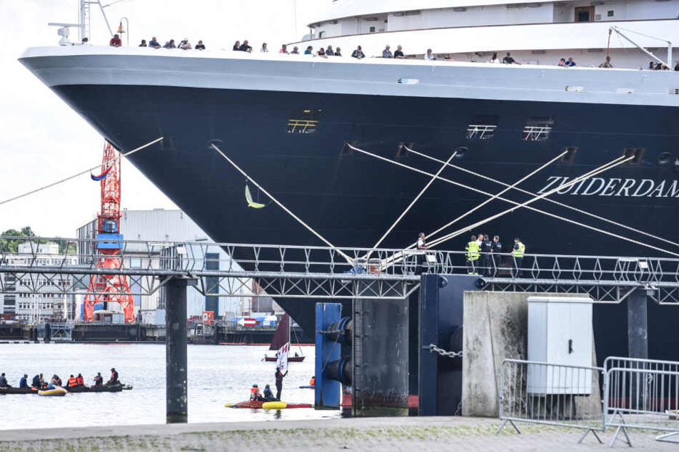 Aktivisten blockieren das Kreuzfahrtschiff "Zuiderdam" im Kieler Hafen und hindern es am Auslaufen. (Archivbild)