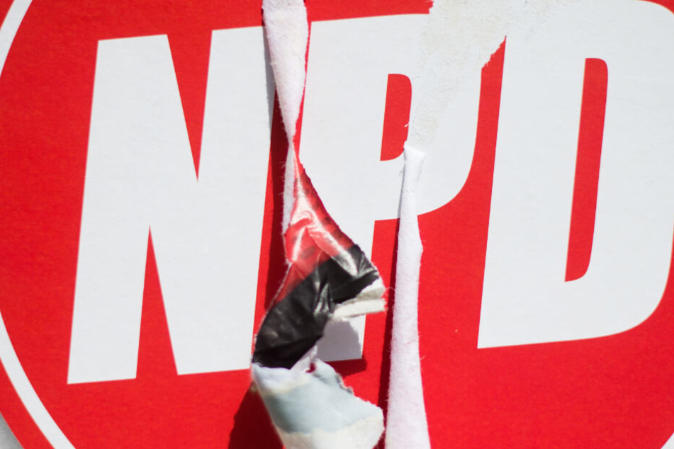 Das Foto aus dem Jahr 2014 zeigt ein zerstörtes Wahlplakat der NPD.
