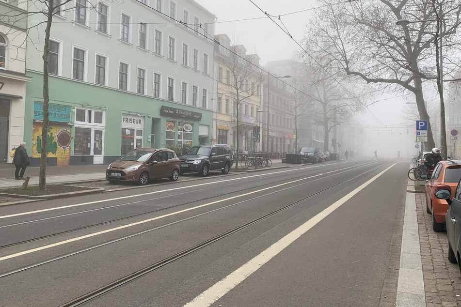 Dichter Nebel liegt am Montagmorgen über Leipzig sowie weiten Teilen Sachsens. Hat sich dieser einmal aufgelöst, soll es laut Deutschem Wetterdienst bewölkt aber immerhin zunächst noch trocken werden.