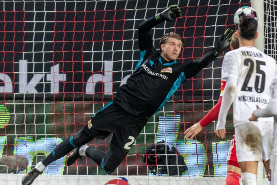 Union-Torwart Loris Karius kratzt den Ball aus dem Winkel.