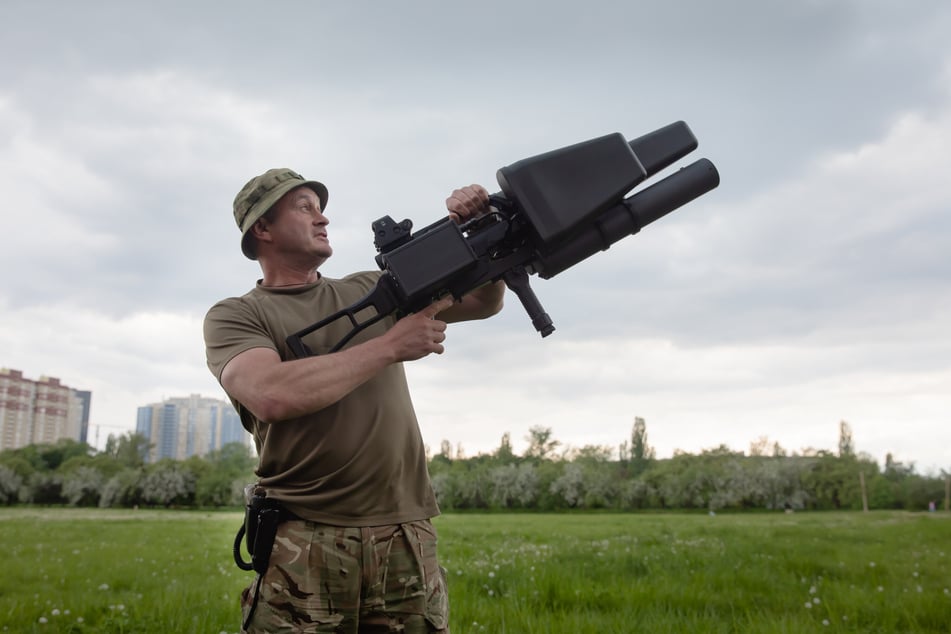 Ein ukrainischer Soldat hält eine Anti-Drohnen-Waffe. Die Ukraine möchte ihre Bevölkerungszentren mit solchen Waffen vor russischen Dronen-Terror schützen. (Archivbild 2022)