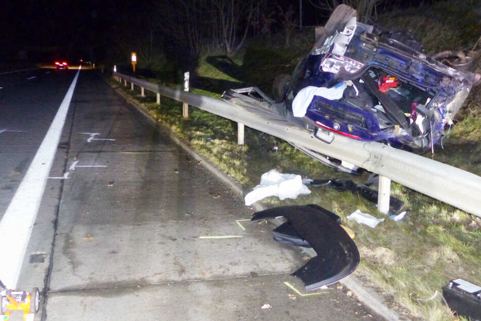 Das Auto überschlug sich mehrfach und wurde komplett zerstört.